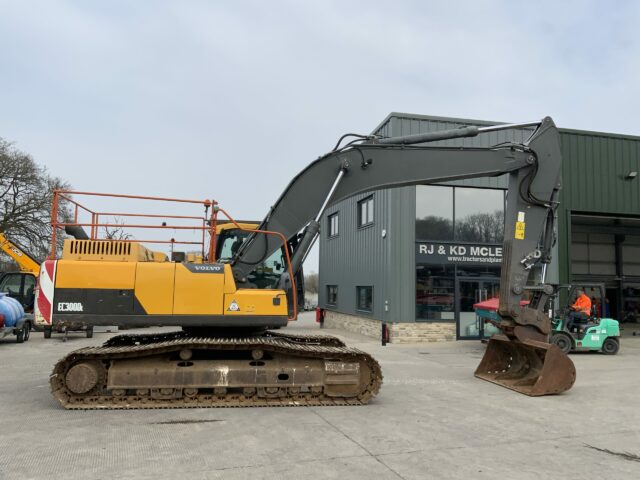 Volvo EC300 DL Digger (ST22570)