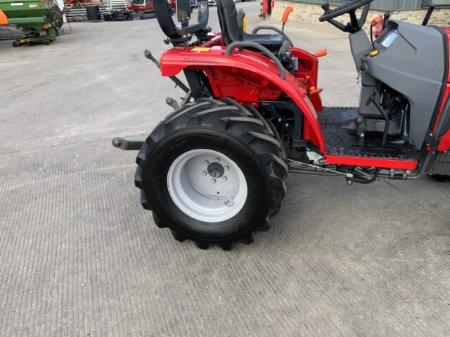 Massey Ferguson 1532 Compact Tractor (ST22752)