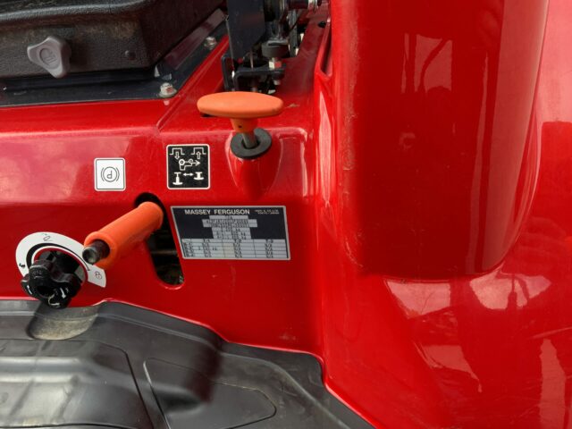 Massey Ferguson 1532 Compact Tractor (ST22752)