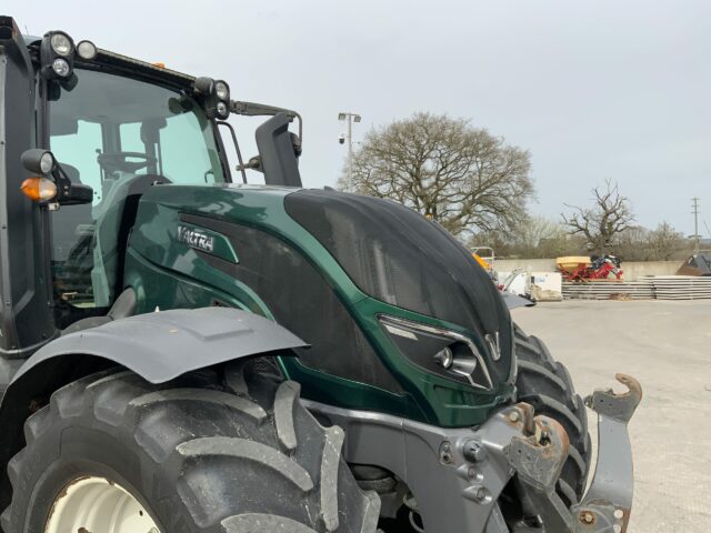 Valtra T214 Versu Unlimited Tractor (ST22268)