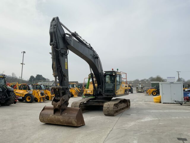 Volvo EC300 DL Digger (ST22570)