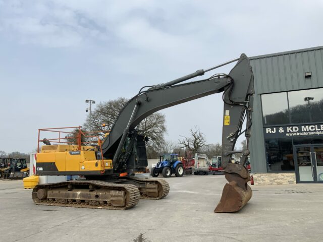 Volvo EC300 DL Digger (ST22570)