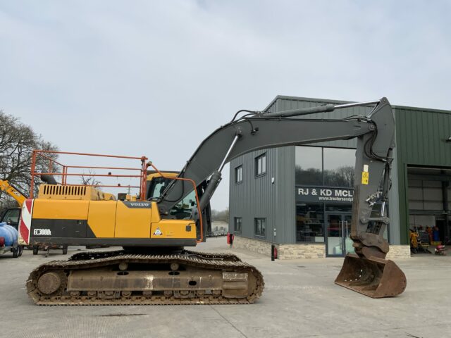 Volvo EC300 DL Digger (ST22570)