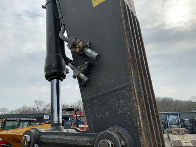 Volvo EC300 DL Digger (ST22570)