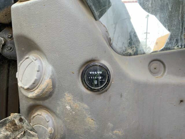 Volvo EC300 DL Digger (ST22570)