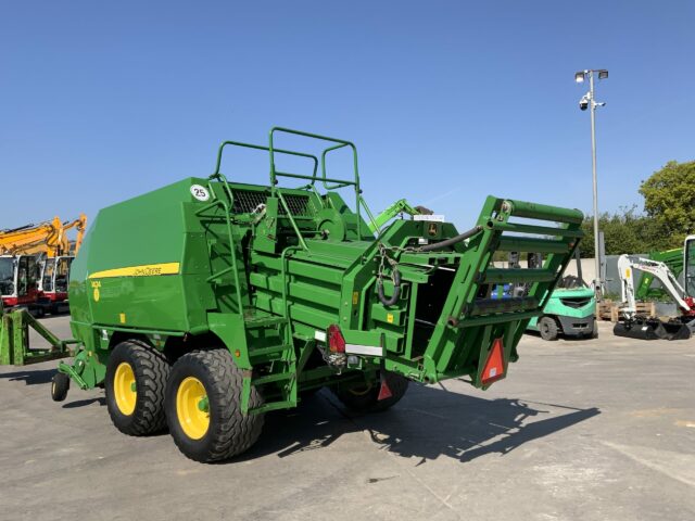 John Deere 1424H Baler (ST23218)