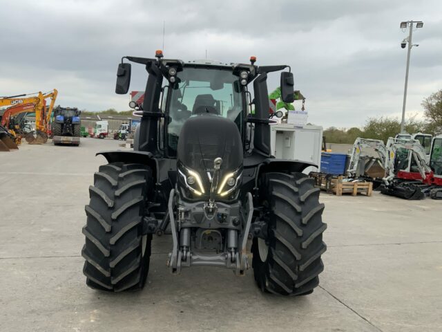 Valtra Q305 Unlimited Tractor