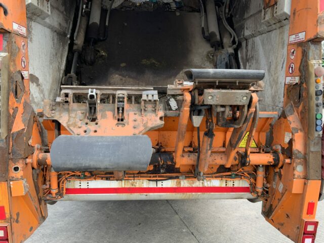 Mercedes Econic 2630 Refuse Truck (ST22884)