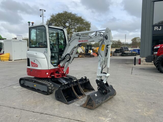 Takeuchi TB325R Digger (ST23095)