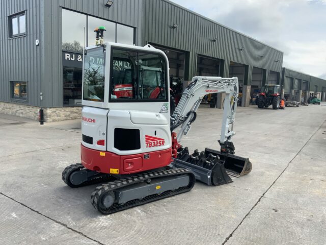 Takeuchi TB325R Digger (ST23095)