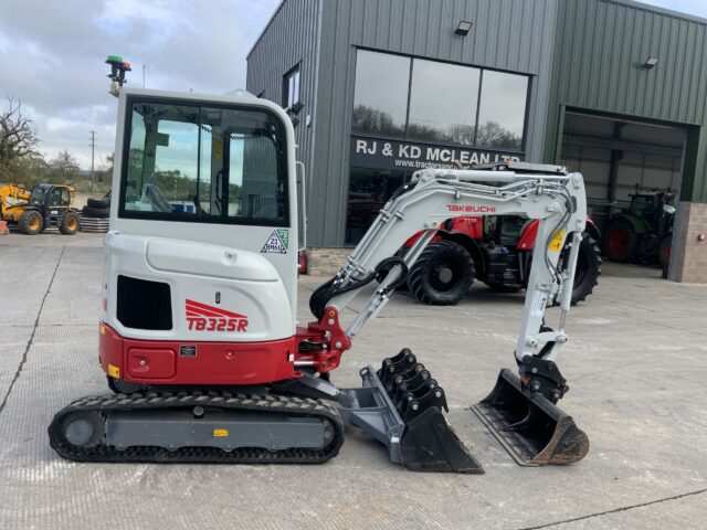 Takeuchi TB325R Digger (ST23095)