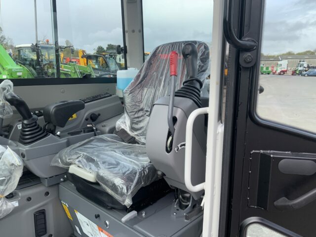 Takeuchi TB325R Digger (ST23095)