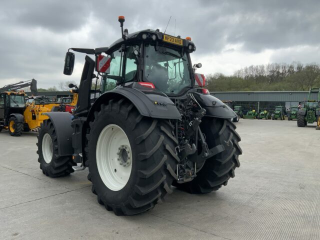 Valtra Q305 Unlimited Tractor