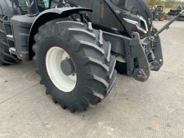 Valtra Q305 Unlimited Tractor