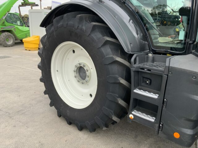 Valtra Q305 Unlimited Tractor