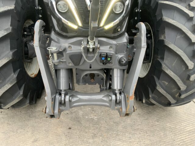 Valtra Q305 Unlimited Tractor