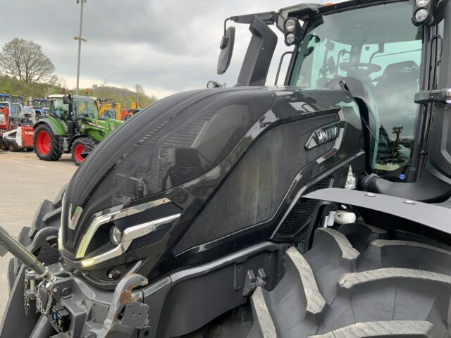 Valtra Q305 Unlimited Tractor
