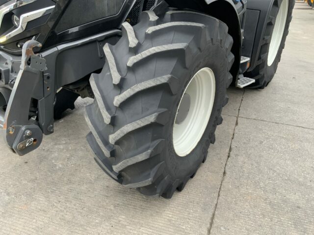 Valtra Q305 Unlimited Tractor