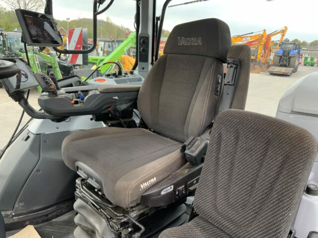 Valtra Q305 Unlimited Tractor