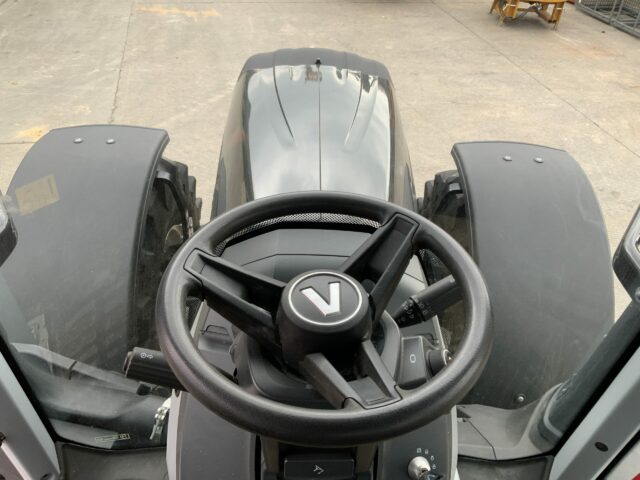 Valtra Q305 Unlimited Tractor