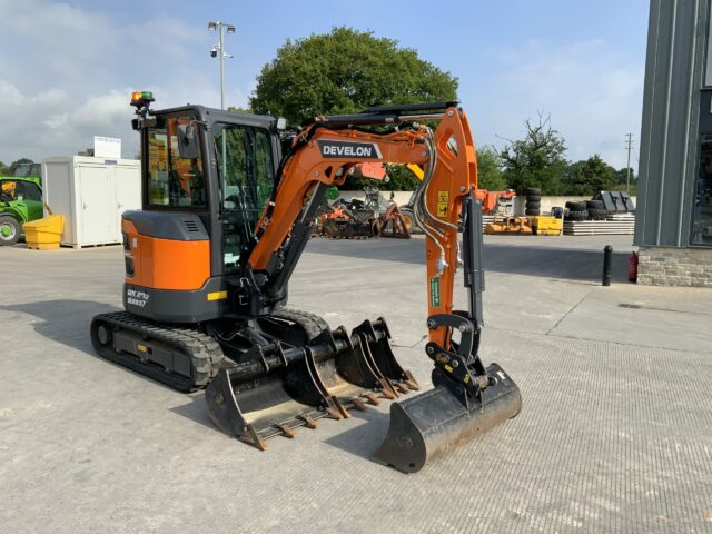 Develon DX27Z Digger (ST23331)