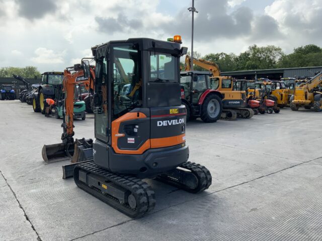 Develon DX27Z Digger (ST23333)