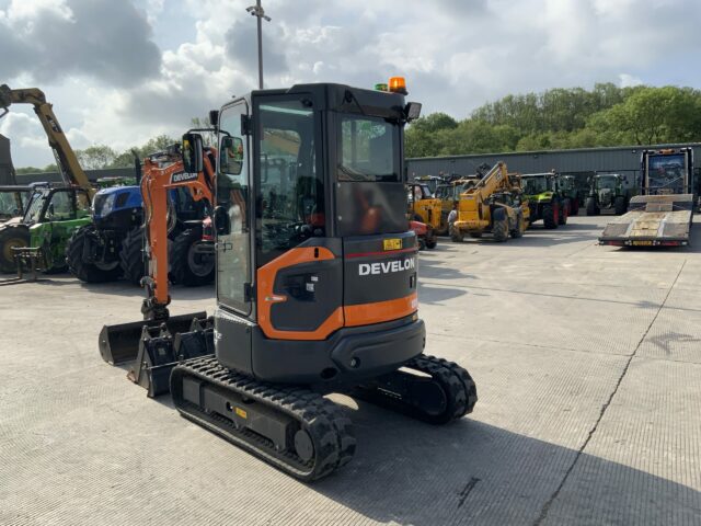 Develon DX27Z Digger (ST23331)