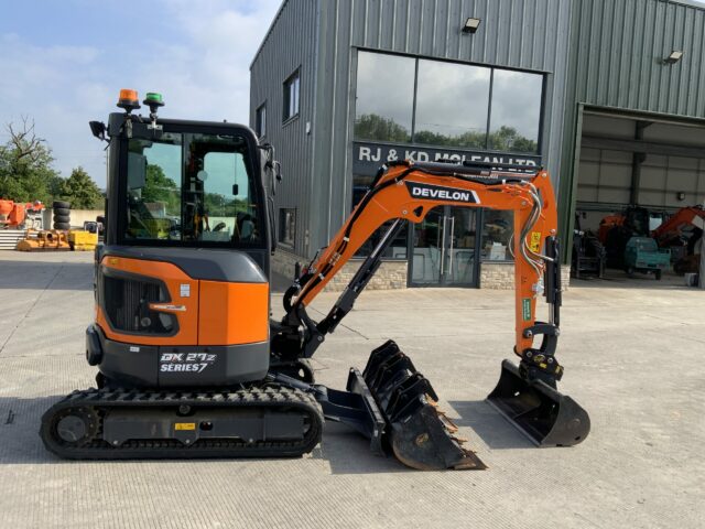 Develon DX27Z Digger (ST23331)
