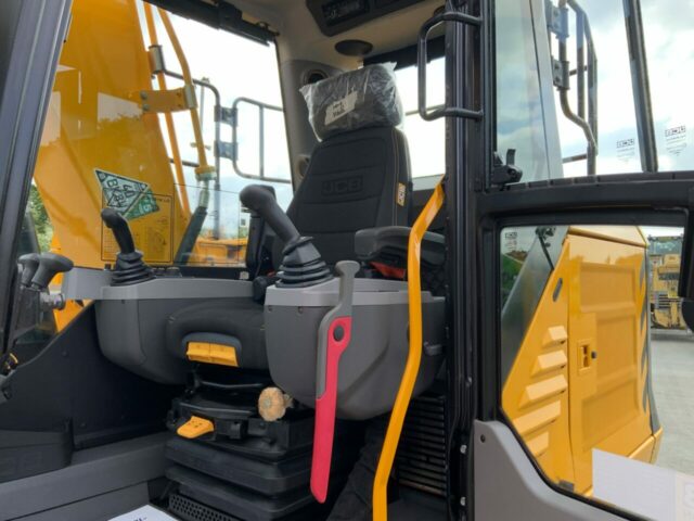 JCB 131X LC Digger (ST23102)