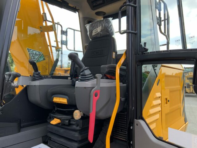 JCB 131X LC Digger (ST23102)