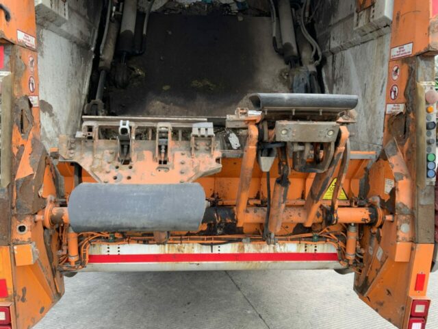 Mercedes Econic 2630 Refuse Truck (ST22884)