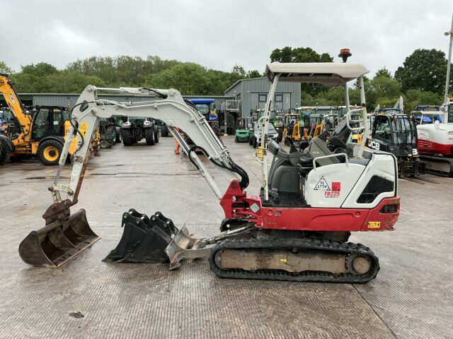 Takeuchi TB225 Canopy Digger (ST23206)
