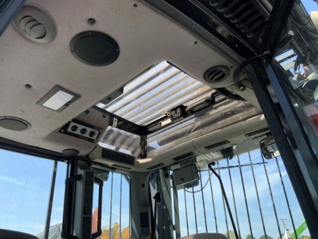 Valtra N123 Hi Tech Tractor With Roof Mounted Botex 560TL Crane (ST23285)