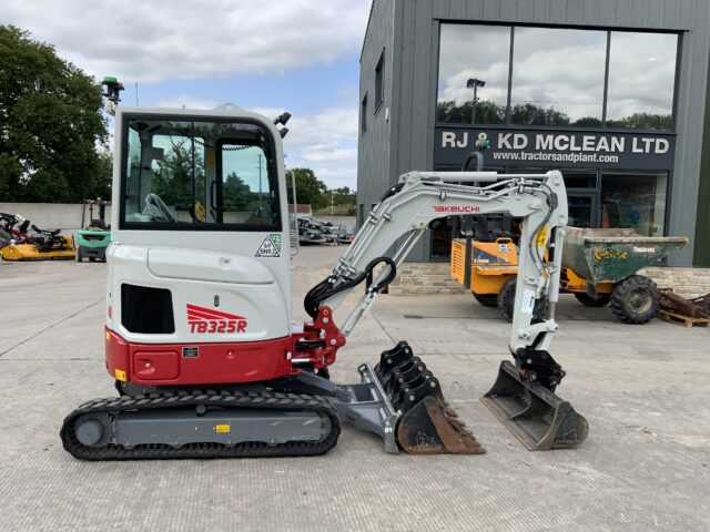 Takeuchi TB325R Digger (ST22445)