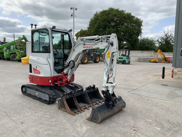 Takeuchi TB325R Digger (ST22445)