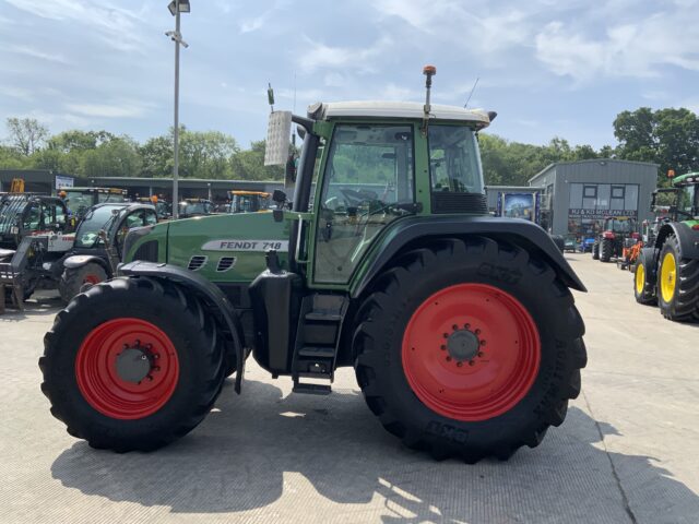 Fendt 718 vario Tractor (ST23542)