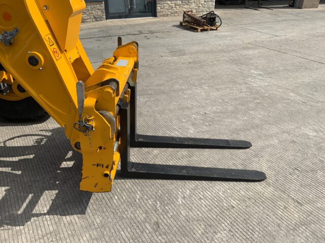 JCB 560-80 Agri Super Telehandler (ST23410)
