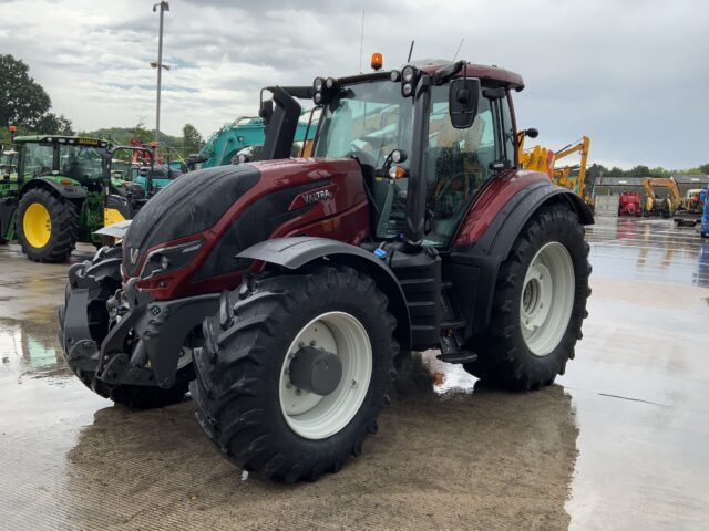 Valtra T214 Versu Tractor (ST23655)