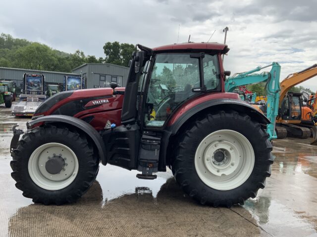 Valtra T214 Versu Tractor (ST23655)