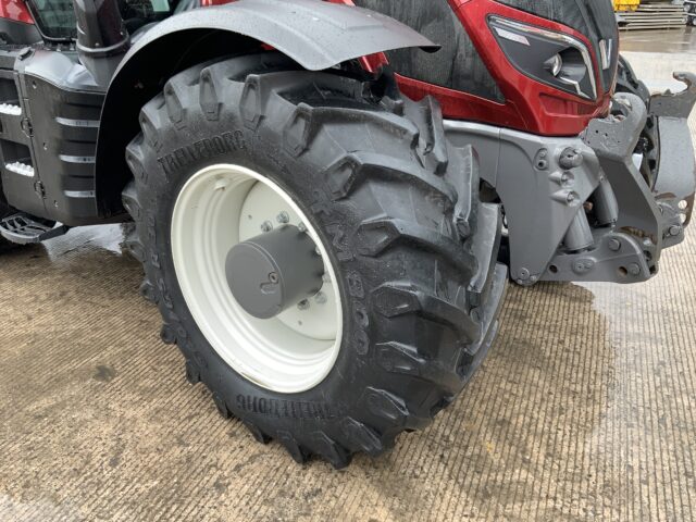 Valtra T214 Versu Tractor (ST23655)