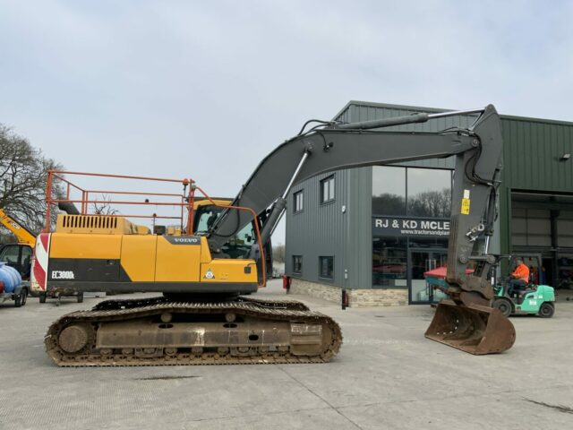 Volvo EC300 DL Digger (ST22570)