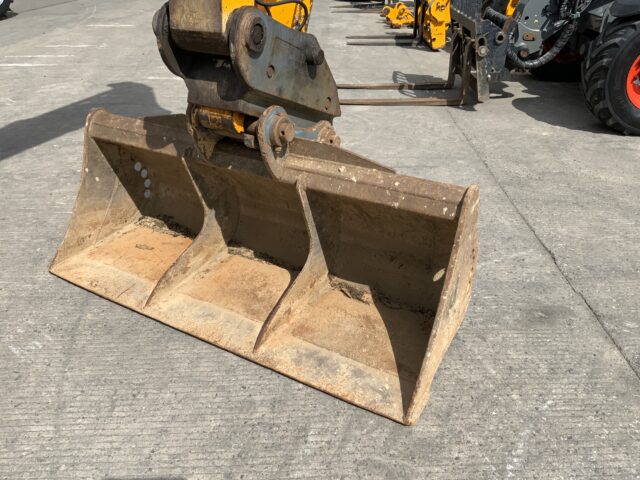 JCB JS130 LC Digger