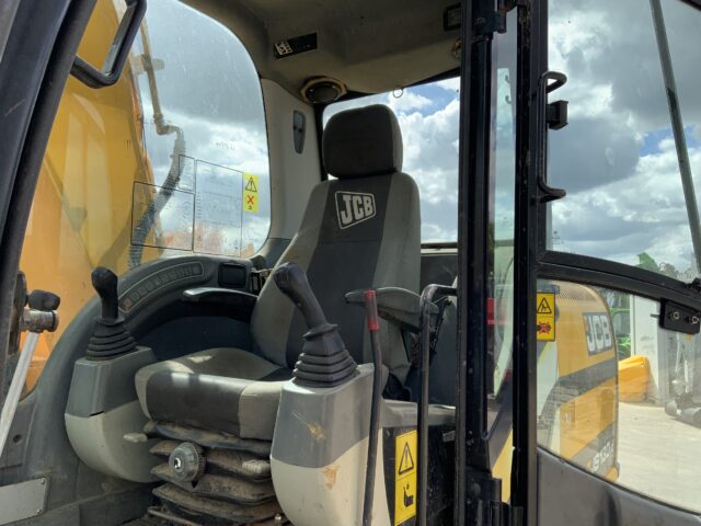 JCB JS130 LC Digger