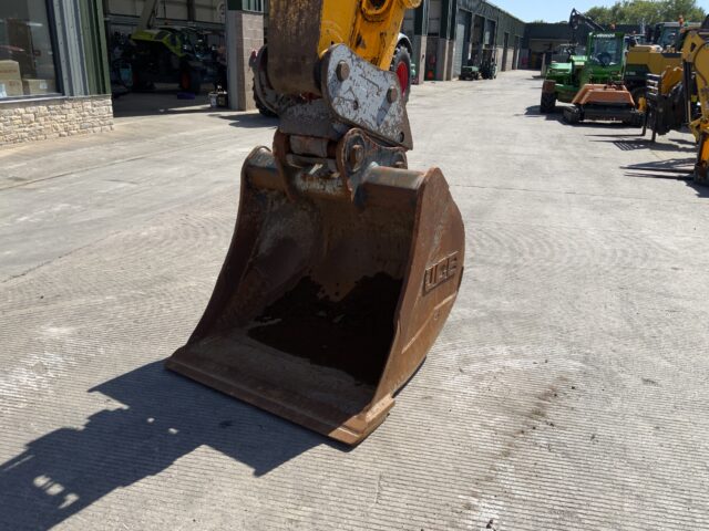 JCB JS220 LC+ Digger (ST23290)
