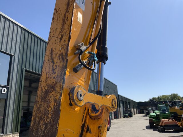 JCB JS220 LC+ Digger (ST23290)