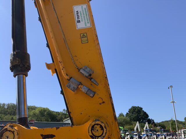 JCB JS220 LC+ Digger (ST23290)