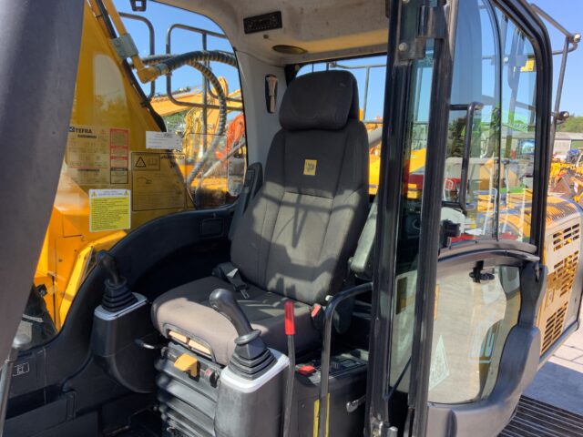 JCB JS220 LC+ Digger (ST23290)