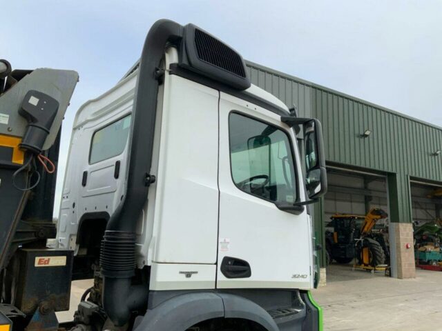Mercedes 3240 Arocs 8x4 Tipper (ST22557)