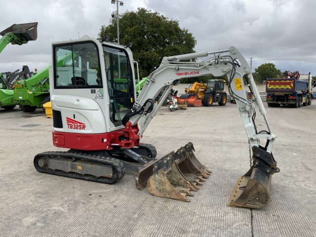 Takeuchi TB325R Digger (ST24274)