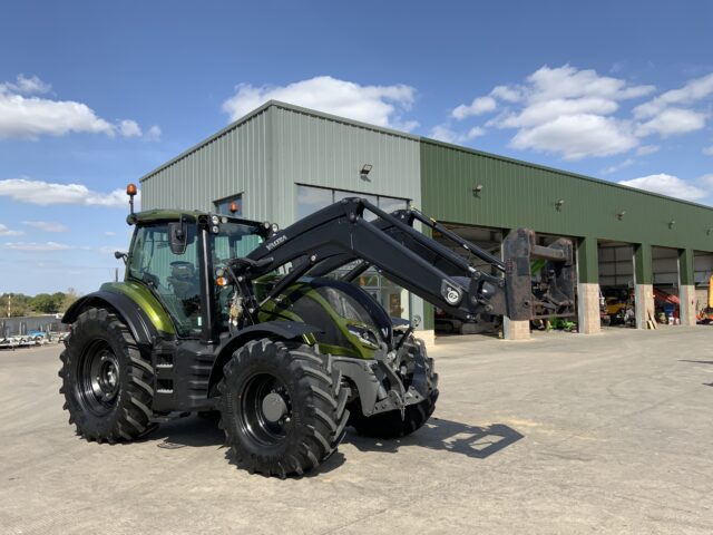 Valtra T175 Versu Tractor (ST24299)